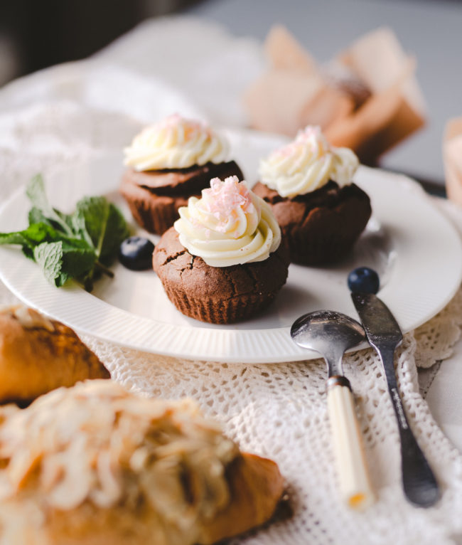 Hinter dem Label Tortenlady steht die leidenschaftliche Hobbybäckerin Scarlet Caspersen. Für besondere Anlässe wie Hochzeiten, Geburtstage oder Firmenfeiern kreiert sie Torten und Kuchen mit unterschiedlichen Füllungen und individuellen Designs. So wird jede Torte zu einem besonderes Einzelstück. Daneben backt sie auch originelle Muffins, Cupcakes, Cake Pops und Push Pops.