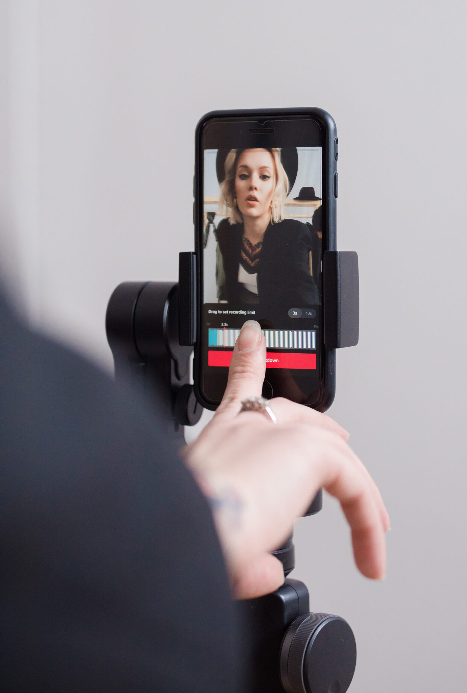 Eine Person nimmt ein TikTok im Selfie-Modus auf.